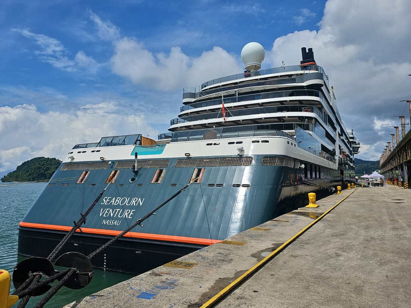 , Golfito inicia temporada de cruceros con la visita de dos buques de Expedición y Lujo